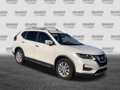 Used 2017 Nissan Rogue SV image 2