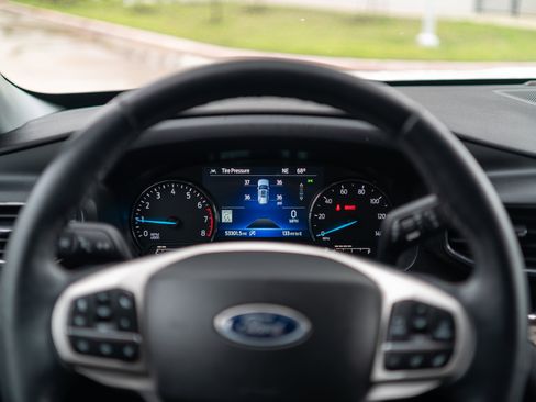 Used 2023 Ford Explorer Limited image 11