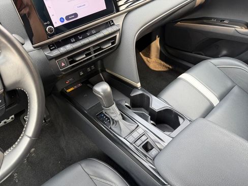Used 2025 Toyota Camry SE FWD image 18