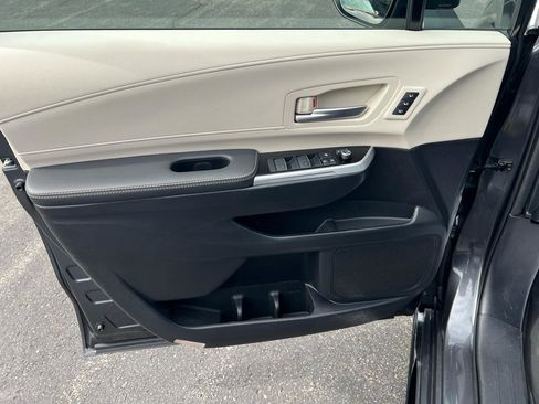 Used 2025 Toyota Sienna Platinum image 13