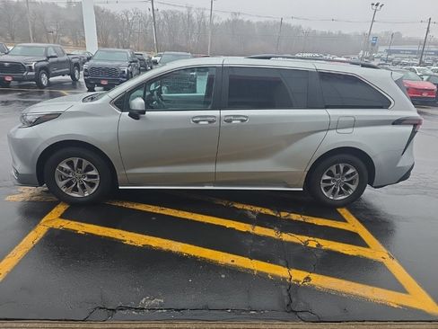Used 2025 Toyota Sienna XLE image 8