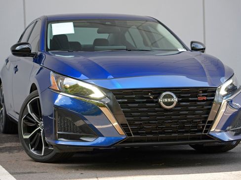 Used 2024 Nissan Altima 2.5 SR w/ SR Premium Package FWD image 2