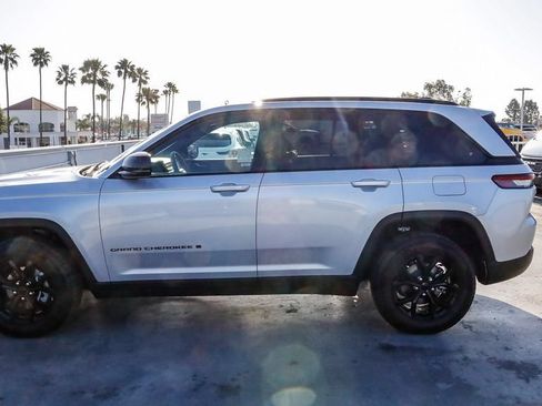 Used 2025 Jeep Grand Cherokee Altitude AWD/4WD image 14