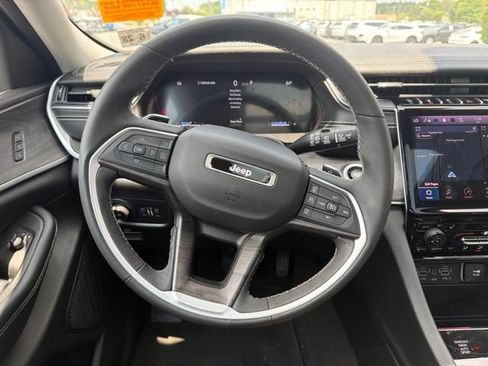 Used 2023 Jeep Grand Cherokee Limited w/ Black Appearance Package AWD/4WD image 17