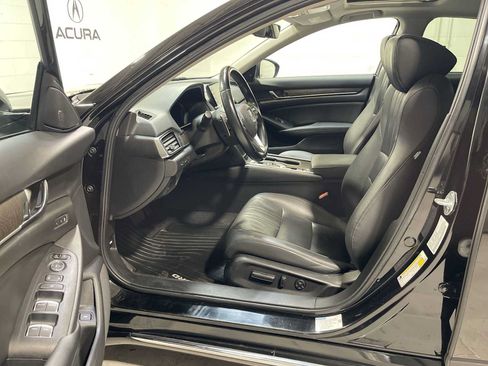 Used 2022 Honda Accord Touring image 2