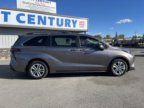 Used 2022 Toyota Sienna XLE image 18