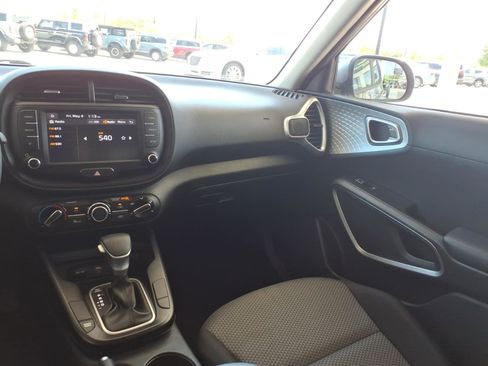Used 2025 Kia Soul LX w/ LX Technology Package FWD image 18