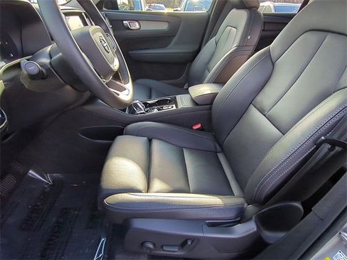 Used 2025 Volvo XC40 B5 Plus image 13