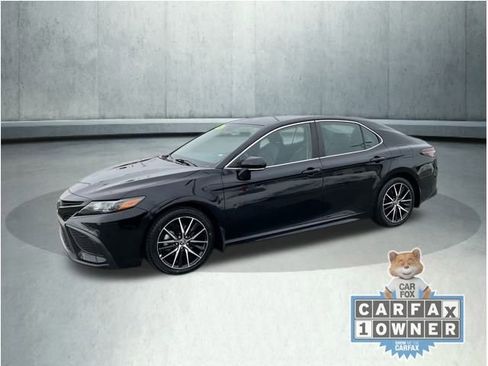 Used 2024 Toyota Camry SE image 3