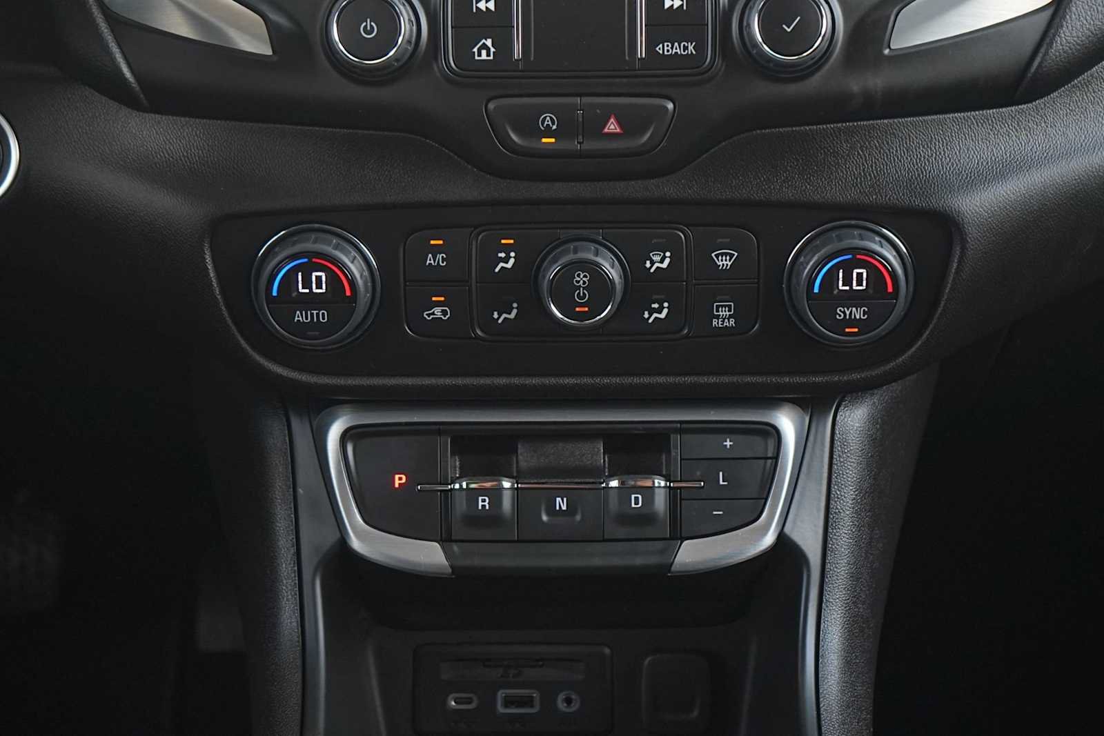 Used 2024 GMC Terrain SLE w/ Driver Convenience Package FWD image 21