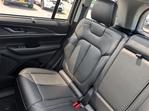 Used 2023 Jeep Grand Cherokee Limited w/ Luxury Tech Group II AWD/4WD image 16