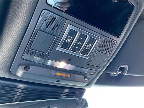 Used 2025 Land Rover Discovery Dynamic SE image 39