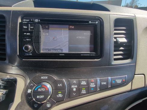 Used 2013 Toyota Sienna LE w/ Towing Pkg AWD/4WD image 23