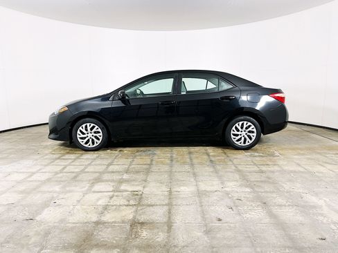 Used 2017 Toyota Corolla LE w/ Carpet Mat Package (TMS) FWD image 4