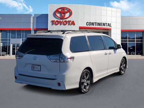 Certified 2016 Toyota Sienna SE FWD image 5