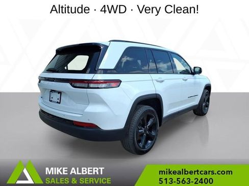 Used 2023 Jeep Grand Cherokee Altitude AWD/4WD image 7
