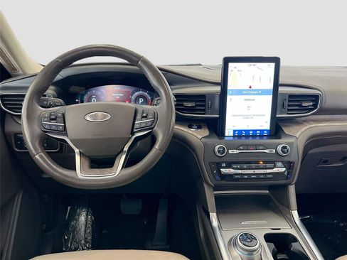 Used 2020 Ford Explorer Platinum w/ Premium Technology Package AWD/4WD image 2