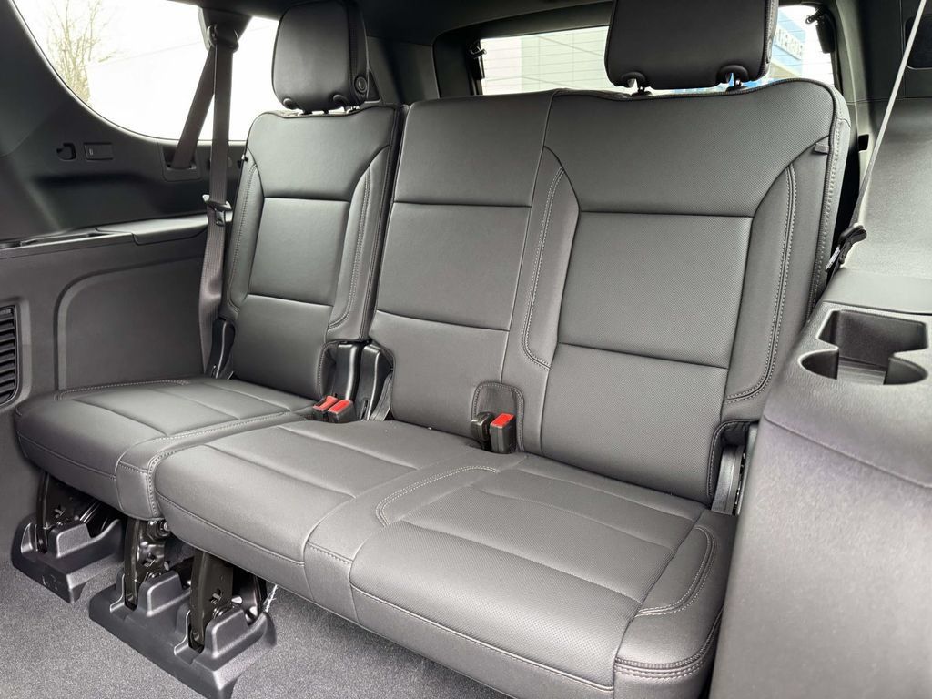 Used 2025 Chevrolet Suburban High Country AWD/4WD image 10