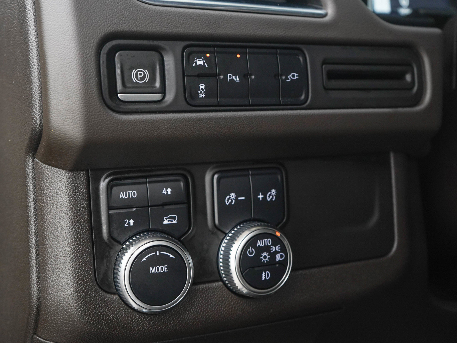 Used 2021 GMC Yukon XL SLT w/ Rear Media and Nav Package AWD/4WD image 28