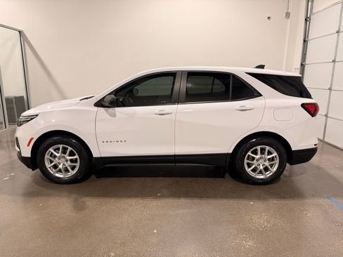 Used 2024 Chevrolet Equinox LS w/ LS Convenience Package image 2