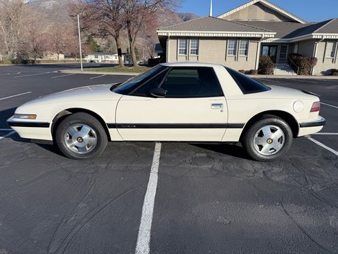 Used 1990 Buick Reatta Coupe image 2