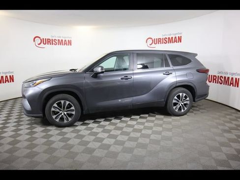 Used 2024 Toyota Highlander XLE FWD image 7