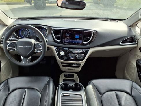 Used 2023 Chrysler Pacifica Touring-L image 10