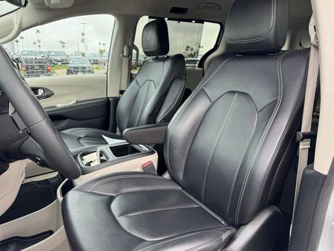 Used 2024 Chrysler Pacifica Touring-L image 5