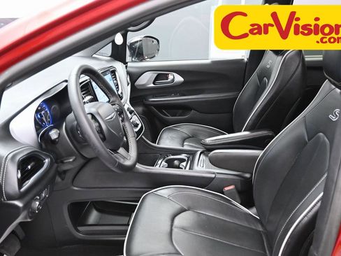 Used 2025 Chrysler Pacifica Limited image 16