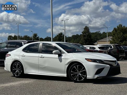 Used 2020 Toyota Camry SE image 1
