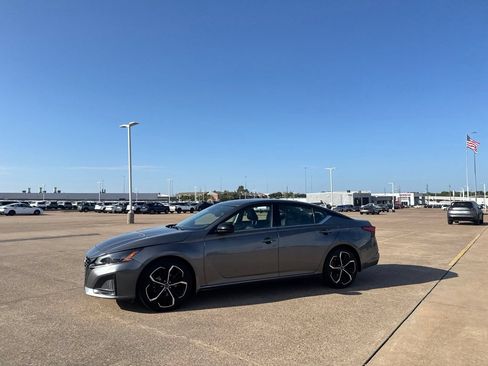 Certified 2024 Nissan Altima 2.5 SR FWD image 12