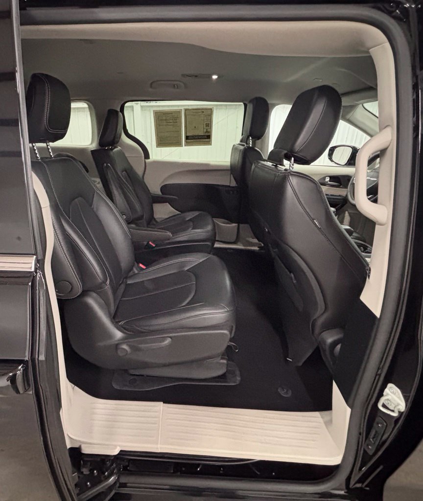 Used 2024 Chrysler Pacifica Limited FWD image 20