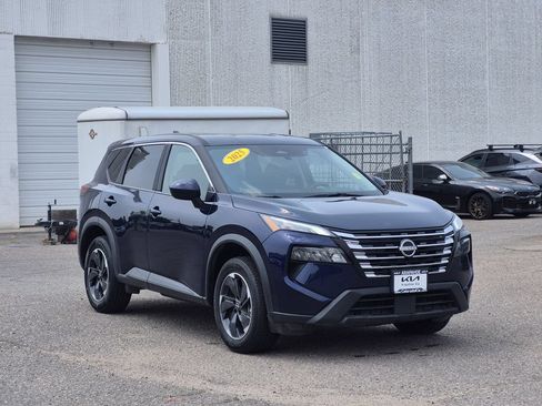 Used 2025 Nissan Rogue SV AWD/4WD image 2