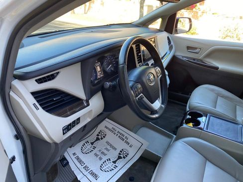 Used 2015 Toyota Sienna XLE Premium FWD image 31