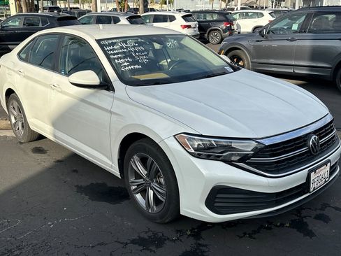 Certified 2023 Volkswagen Jetta SE image 2