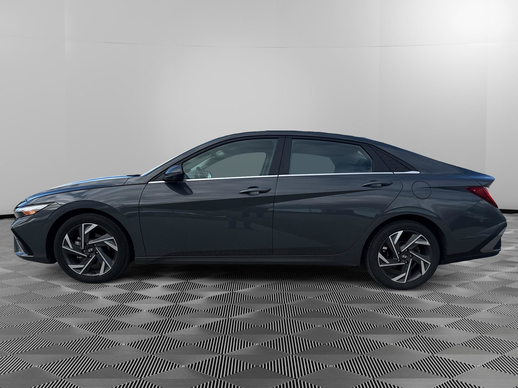 Used 2024 Hyundai Elantra Limited FWD image 2
