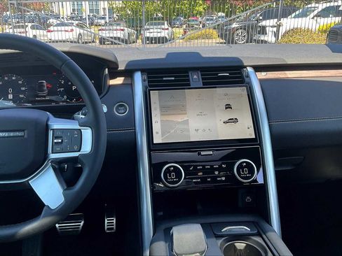 Used 2025 Land Rover Discovery Dynamic SE image 9