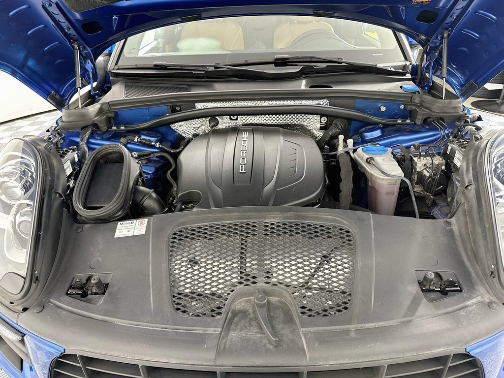 Used 2018 Porsche Macan AWD/4WD image 31