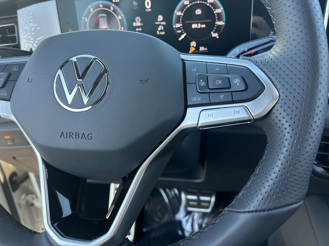 New 2026 Volkswagen Tiguan SE R-Line FWD image 21