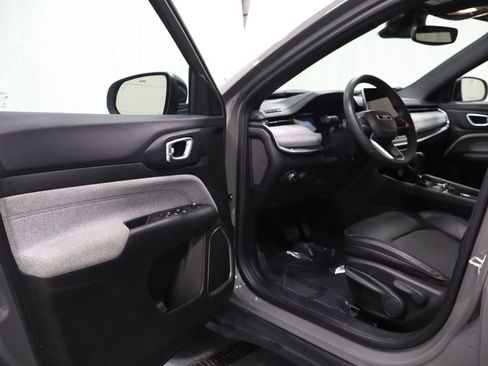 Used 2024 Jeep Compass Latitude AWD/4WD image 10