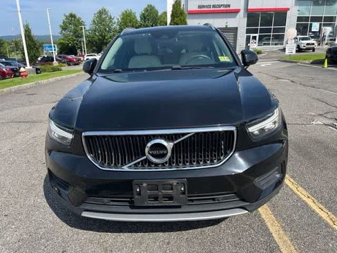Used 2019 Volvo XC40 T4 Momentum FWD image 2