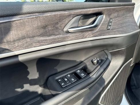 Used 2022 Jeep Grand Cherokee L Limited image 17