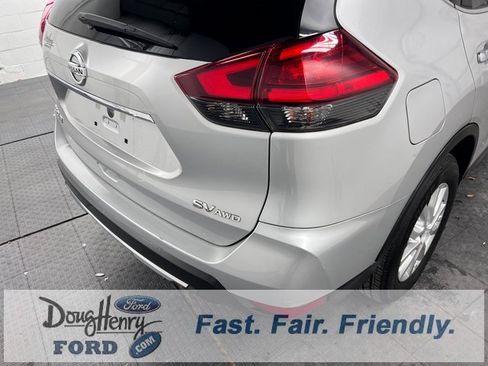 Used 2017 Nissan Rogue SV w/ SV Premium Package image 13