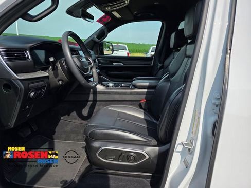 Used 2023 Jeep Wagoneer Series III w/ Preferred Equipment Group AWD/4WD image 4