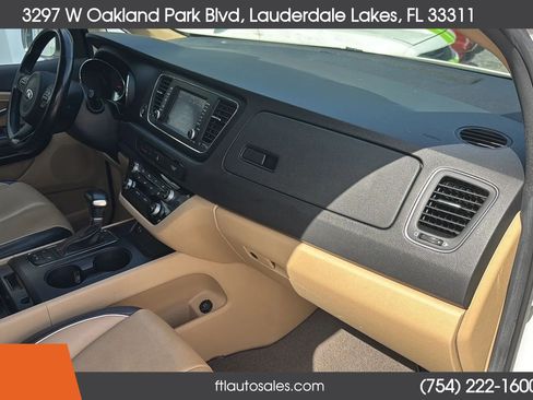 Used 2017 Kia Sedona LX w/ LX Essentials Premium Package FWD image 39