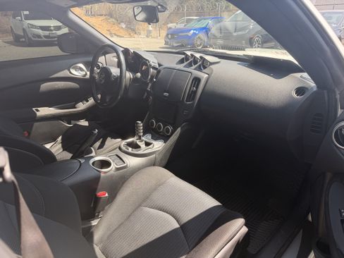 Used 2015 Nissan 370Z Coupe RWD image 4