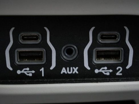 Used 2022 Chrysler Voyager LX image 20