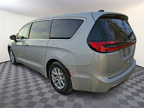 Used 2023 Chrysler Pacifica Touring-L image 4