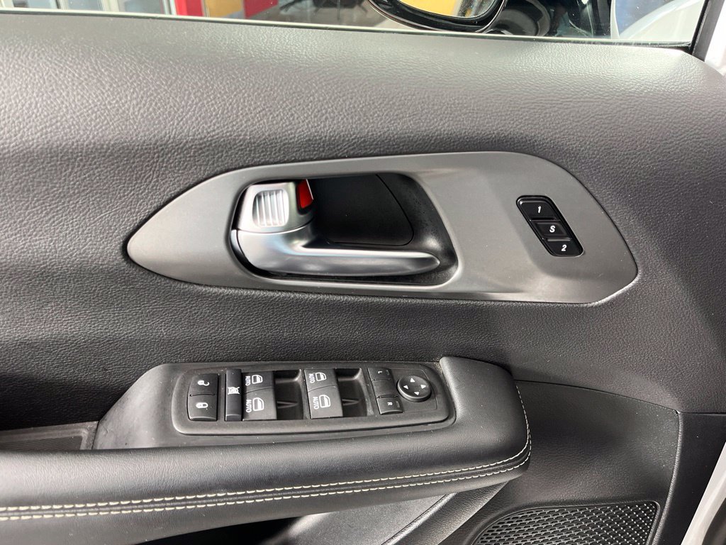 Used 2025 Chrysler Pacifica Select FWD image 23