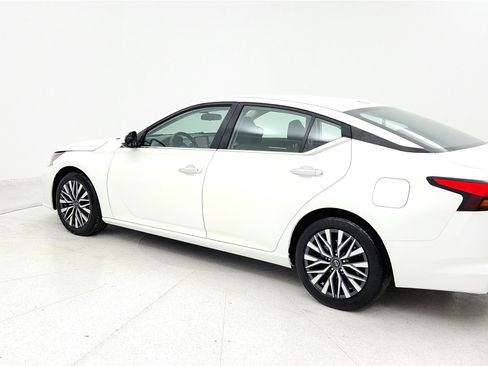 Used 2023 Nissan Altima 2.5 SV image 2